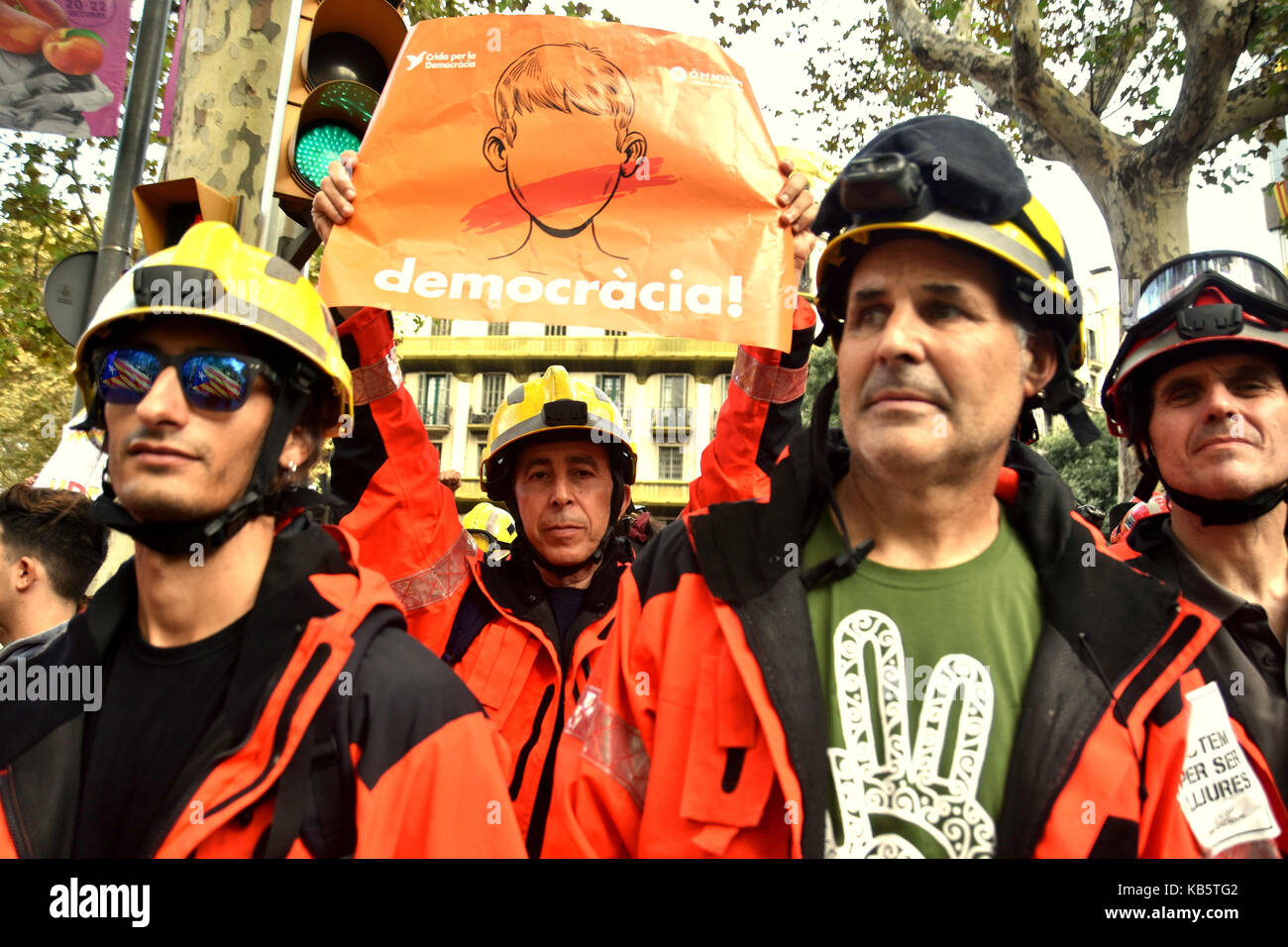 Barcelone, Espagne. 28 Sep, 2017. Un groupe de pompiers de la Gouvernement de la Catalogne sont vues tenant une bannière avec le slogan de la démocratie. Autour de 15 000 étudiants se sont réunis pour exprimer leur mécontentement contre le gouvernement espagnol, tout en exigeant de tenir le référendum du 1er octobre 2017, suspendu par le Tribunal constitutionnel espagnol. Le gouvernement Catalan veut toujours tenir le référendum, qui pourrait avoir lieu le 1er octobre. Le 28 septembre 2017 à Barcelone, Espagne. Credit : SOPA/Alamy Images Limited Live News Banque D'Images