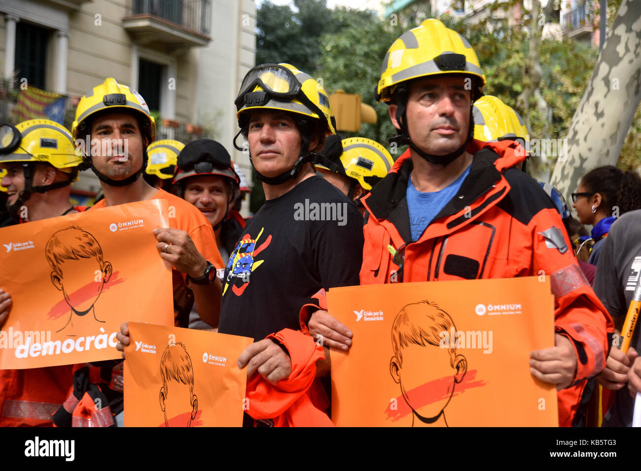 Barcelone, Espagne. 28 Sep, 2017. Un groupe de pompiers de la Gouvernement de la Catalogne sont vu la tenue des bannières avec le slogan de la démocratie. Autour de 15 000 étudiants se sont réunis pour exprimer leur mécontentement contre le gouvernement espagnol, tout en exigeant de tenir le référendum du 1er octobre 2017, suspendu par le Tribunal constitutionnel espagnol. Le gouvernement Catalan veut toujours tenir le référendum, qui pourrait avoir lieu le 1er octobre. Le 28 septembre 2017 à Barcelone, Espagne. Credit : SOPA/Alamy Images Limited Live News Banque D'Images