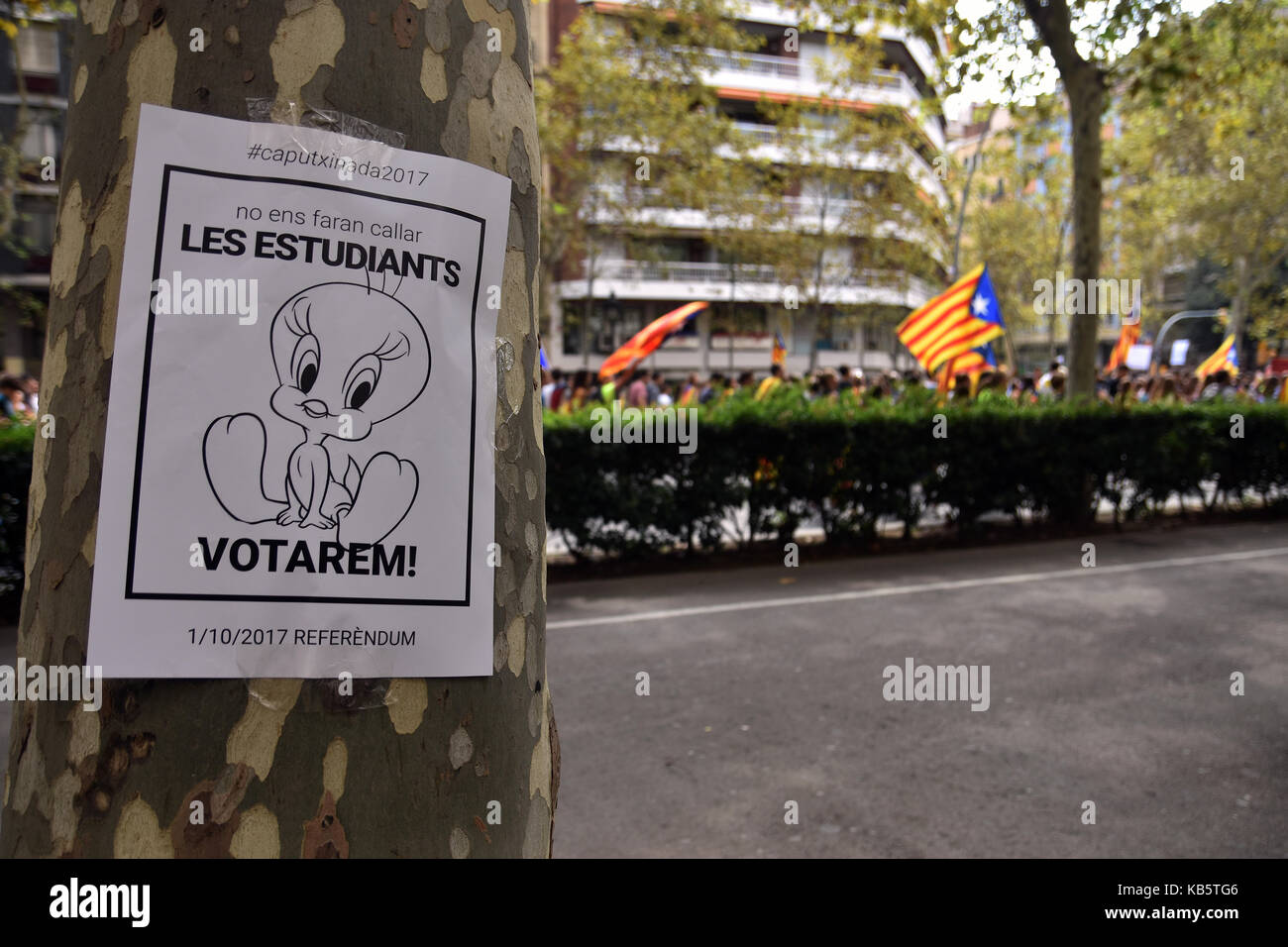 Barcelone, Espagne. 28 Sep, 2017. Quelque 16 000 UNIVERSITÉ, exprimé à Barcelone pour exiger la tenue du référendum du 1 octobre, suspendu par la Cour constitutionnelle. Dans la manifestation, un groupe de pompiers du gouvernement Catalan en faveur des étudiants et pour le droit de vote dans une démocratie ont rejoint près de 15 000 étudiants se sont réunis pour exprimer leur mécontentement contre le gouvernement espagnol, tout en exigeant de tenir le référendum du 1er octobre 2017, suspendu par le Tribunal constitutionnel espagnol. Le gouvernement Catalan veut toujours tenir le référendum, qui peut prendre Banque D'Images