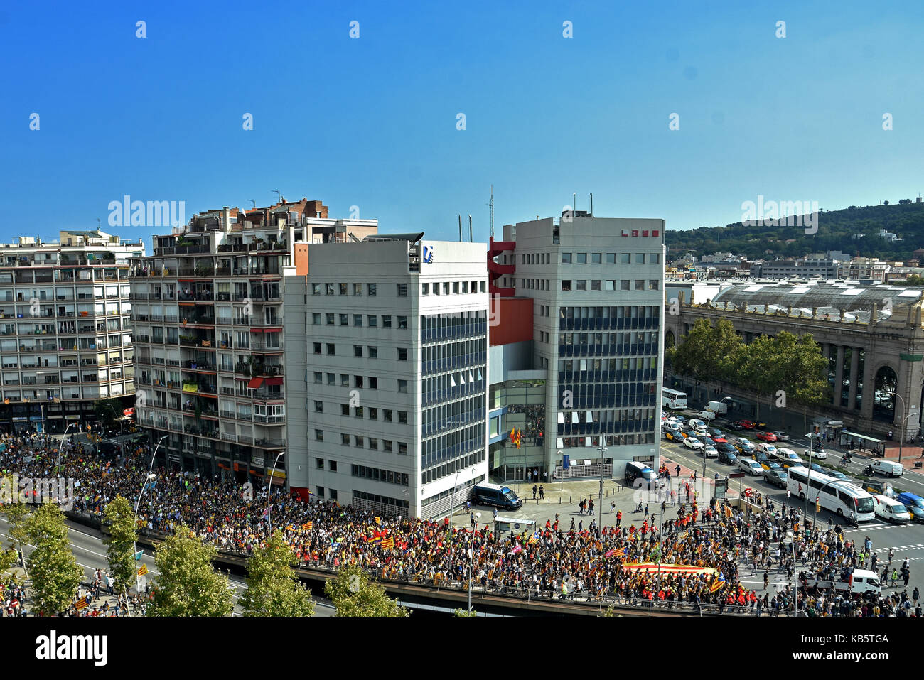 Barcelone, Espagne. 28 Sep, 2017. Une vue générale d'une foule d'étudiants sont vus au cours de la protestation. Autour de 15 000 étudiants se sont réunis pour exprimer leur mécontentement contre le gouvernement espagnol, tout en exigeant de tenir le référendum du 1er octobre 2017, suspendu par le Tribunal constitutionnel espagnol. Le gouvernement Catalan veut toujours tenir le référendum, qui pourrait avoir lieu le 1er octobre. Le 28 septembre 2017 à Barcelone, Espagne. Credit : SOPA/Alamy Images Limited Live News Banque D'Images