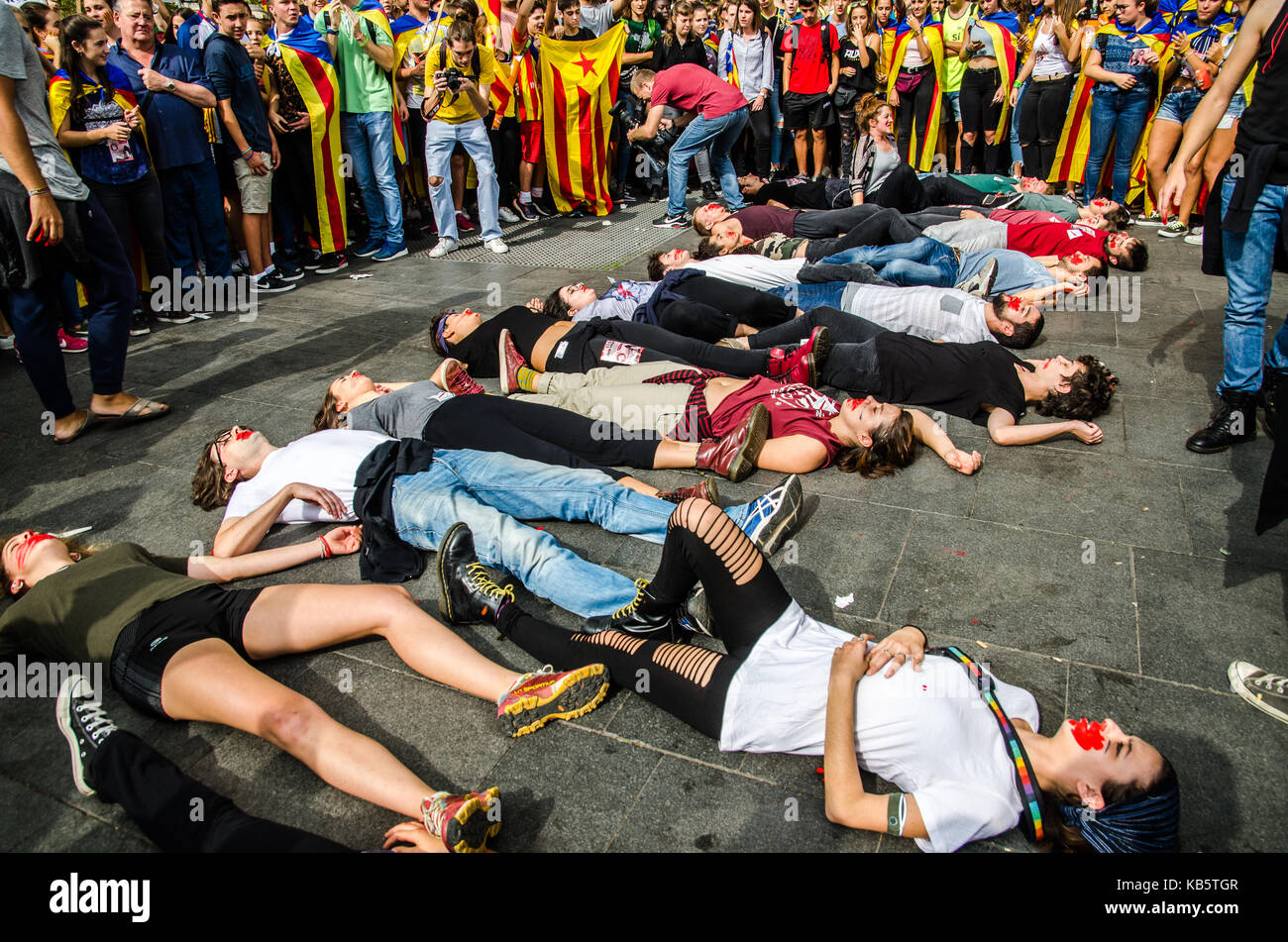 Barcelone, Espagne. 28 Sep, 2017. Pour agir contre la répression du gouvernement d'un groupe d'étudiants sont considérés soit un acte de l'expression corporelle. Plus de 15 000 étudiants se sont rassemblés dans les rues pour manifester contre la position du gouvernement espagnol d'interdire le référendum d'autodétermination de la Catalogne, comme le gouvernement de la Catalogne est en gardant sa position de tenir le référendum le 1er octobre 2017, malgré qu'il a été déclaré illégal par le gouvernement espagnol. Le 28 septembre 2017 à Barcelone, Espagne. Credit : SOPA/Alamy Images Limited Live News Banque D'Images