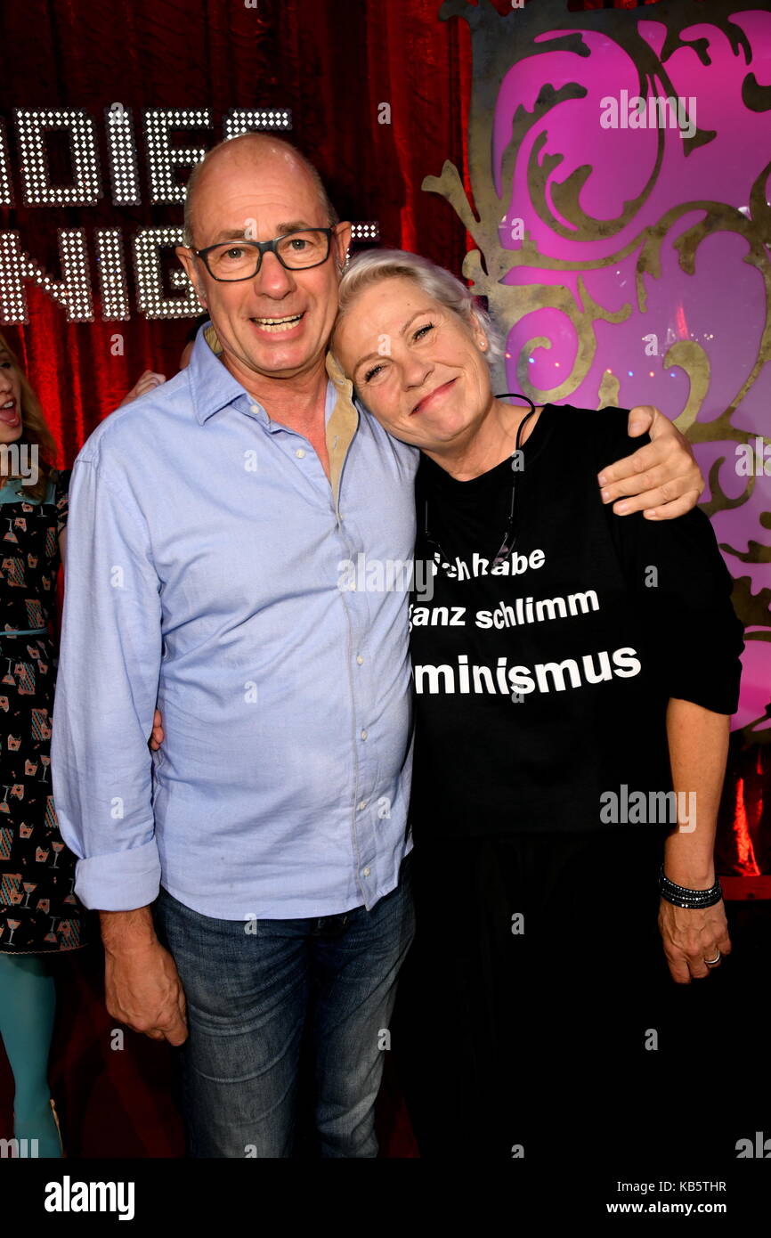 Cologne, Allemagne. 27 sep, 2017. uwe lyko (connu sous le nom de Herbert knebel) et gerburg jahnke poser pendant le tournage de l'ard et cabaret spectacle "ladies night" dans lequel les duos comiques également effectué, à Cologne, Allemagne, 27 septembre 2017. l'émission sera diffusée le 5 octobre 2017, à 22:45. crédit : Horst galuschka/dpa/Alamy live news Banque D'Images