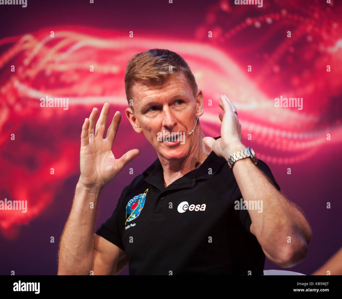 Tim peake, astronaute de l'Agence spatiale européenne, de discuter de ses expériences sur la station spatiale internationale au New Scientist live 2017 Banque D'Images