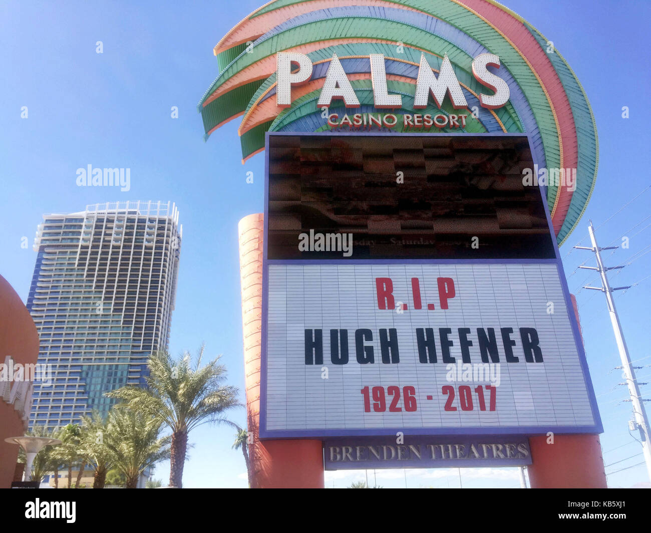 Las Vegas, Nevada, USA. 27 sep, 2017. un signe de las vegas affiche une repose en paix (r.i.p.) message pour Hugh Hefner, le jour après sa mort a été annoncée. Hugh marston hefner (naissance : 9 avril 1926 décès : 27 septembre 2017) était un mode de vie des hommes d'affaires, éditeur de magazine, et Playboy. multi-millionnaire, sa valeur nette au moment de sa mort a été plus de 3 millions de dollars en raison de son succès comme le fondateur de Playboy. hefner était également un activiste politique et philanthrope actif dans plusieurs causes et enjeux publics. crédit : marcel thomas/zuma/Alamy fil live news Banque D'Images