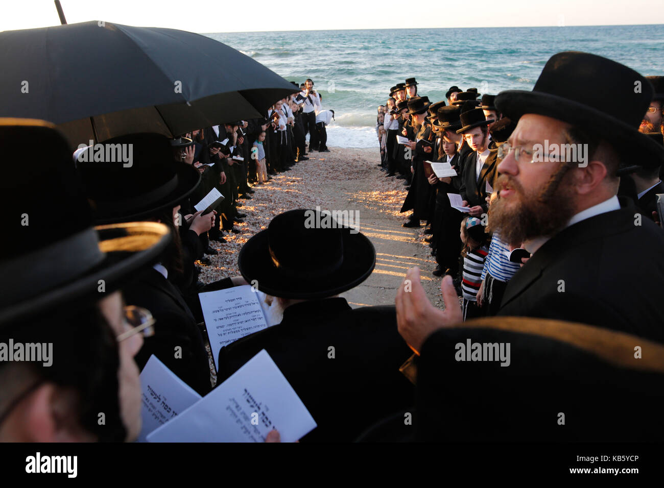 Tel Aviv, Israël. 28 sep, 2017. Des juifs ultra-orthodoxes effectuer le rituel tachlikh sur la rive de la mer méditerranée à palmachim près de Tel Aviv, Israël, sur sept. 28, 2017. tachlikh est un rituel au cours duquel les croyants avec leurs péchés dans l'eau et des poissons, et il est effectué avant Yom Kippour, le jour du grand pardon juif. crédit : gil cohen magen/Xinhua/Alamy live news Banque D'Images