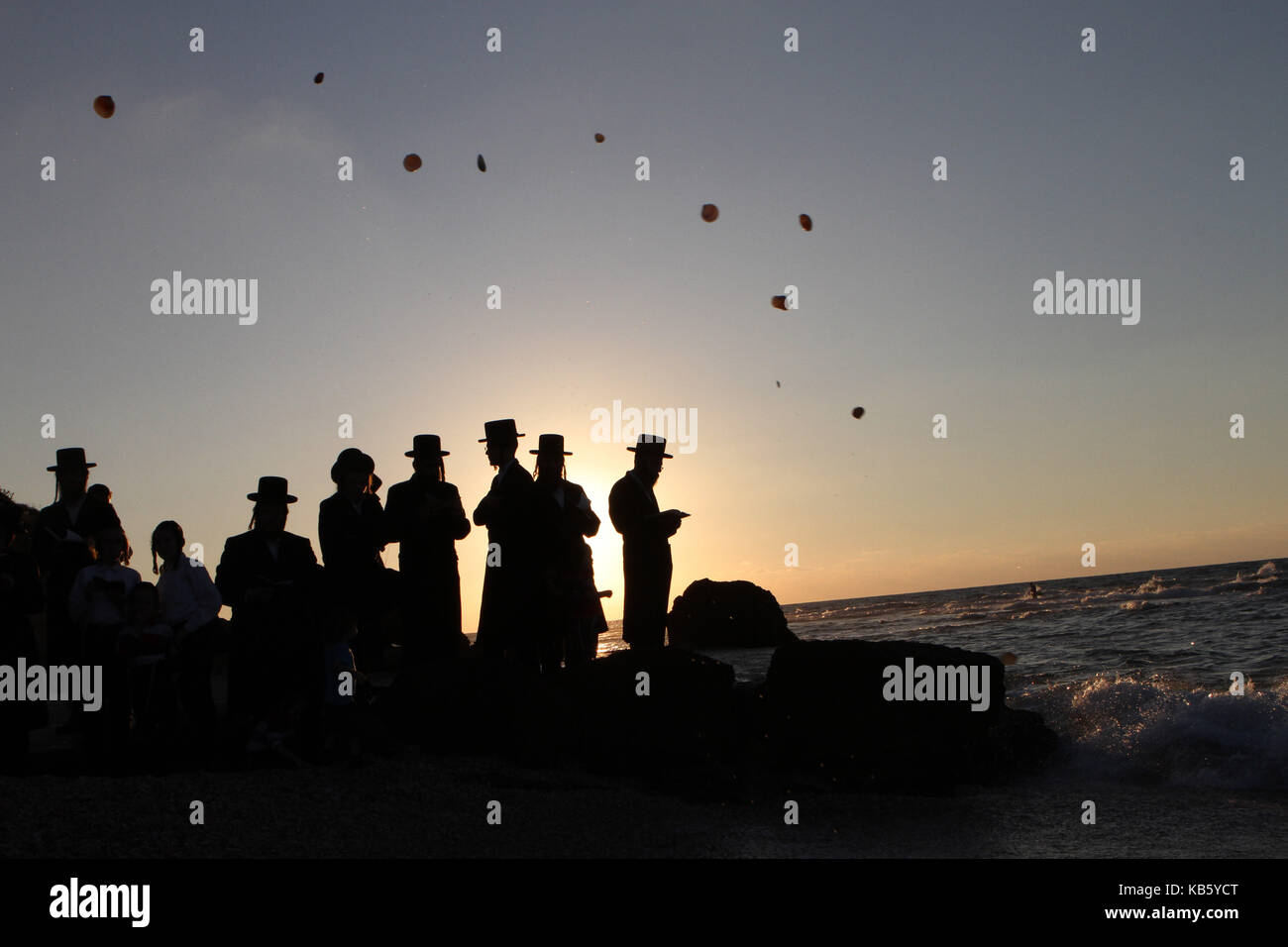 Tel Aviv, Israël. 28 sep, 2017. Des juifs ultra-orthodoxes effectuer le rituel tachlikh sur la rive de la mer méditerranée à palmachim près de Tel Aviv, Israël, sur sept. 28, 2017. tachlikh est un rituel au cours duquel les croyants avec leurs péchés dans l'eau et des poissons, et il est effectué avant Yom Kippour, le jour du grand pardon juif. crédit : gil cohen magen/Xinhua/Alamy live news Banque D'Images