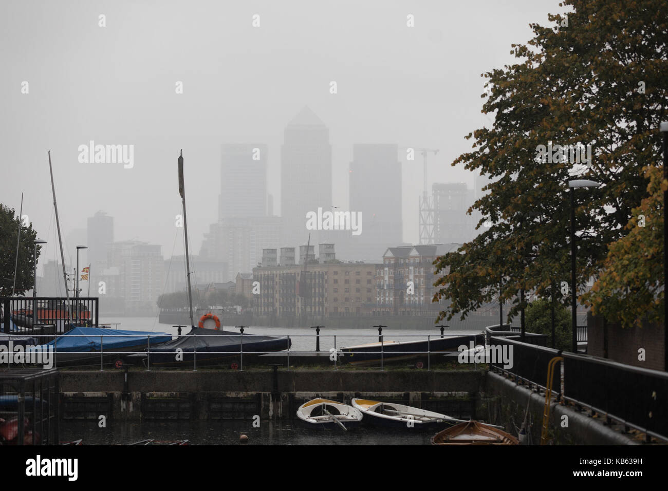 Londres, Royaume-Uni. 29 septembre 2017. canary wharf financial district est perçu sur la tamise pendant la pluie et le temps humide de l'Est de Londres ce matin. crédit : Vickie flores/Alamy live news Banque D'Images