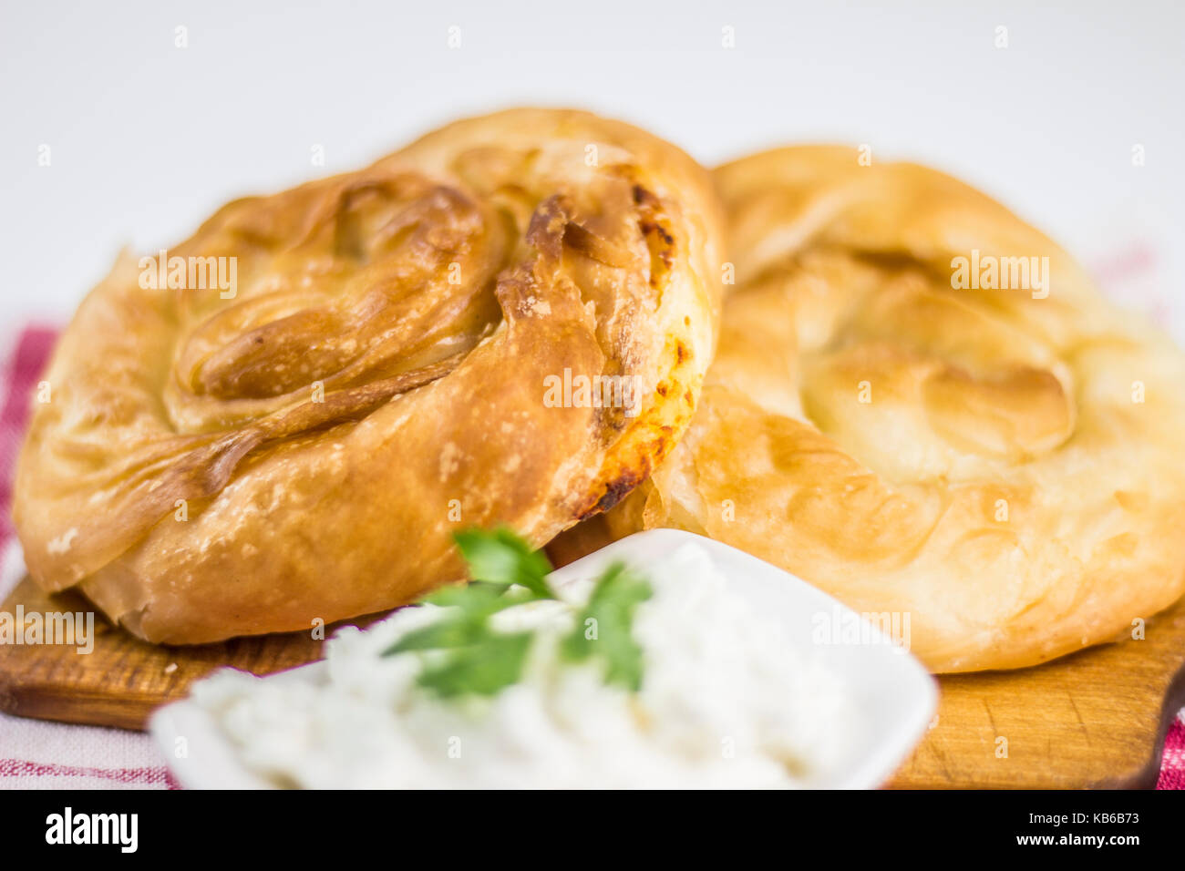 Composition de fromage burek/sirnica sur fond blanc. Banque D'Images