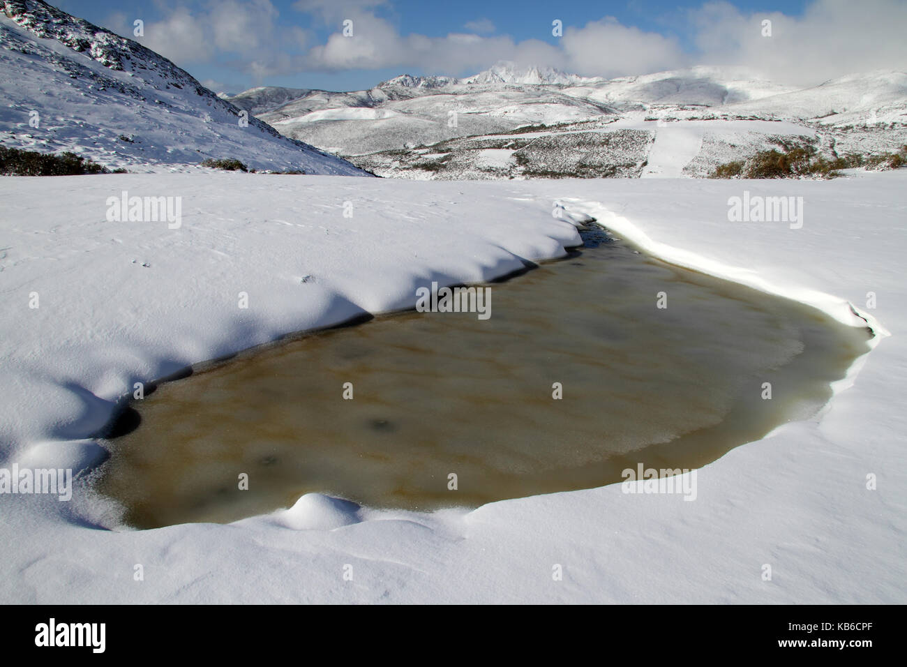 Brown lac au milieu de la neige dans les Asturies, en Espagne. Banque D'Images