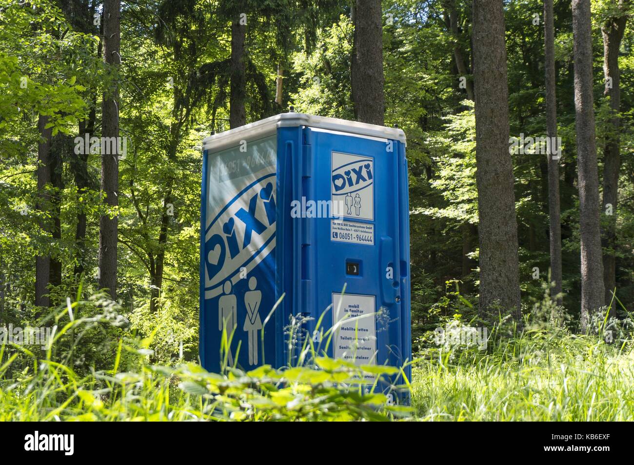 Une cabine de toilettes mobiles à partir de toi toi & dixi systems sanitaire dans une partie des bois dans le Taunus, près de Francfort, Allemagne. Dans le monde d'utilisation | Banque D'Images