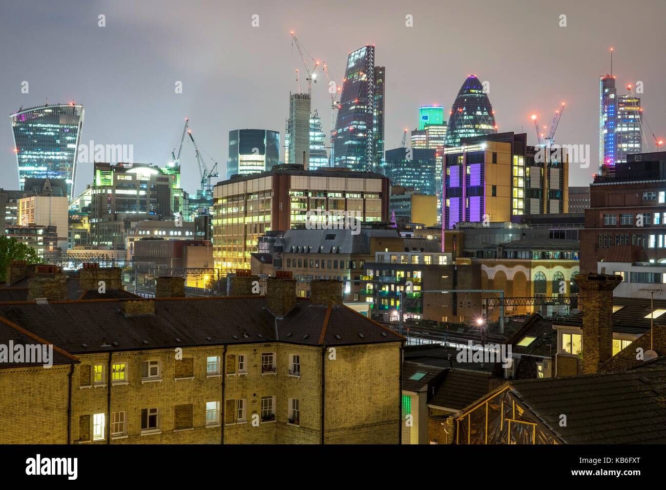 Angleterre : vue sur l'horizon de la ville de Londres la nuit. Photo de 06. Mai 2017. Dans le monde d'utilisation | Banque D'Images