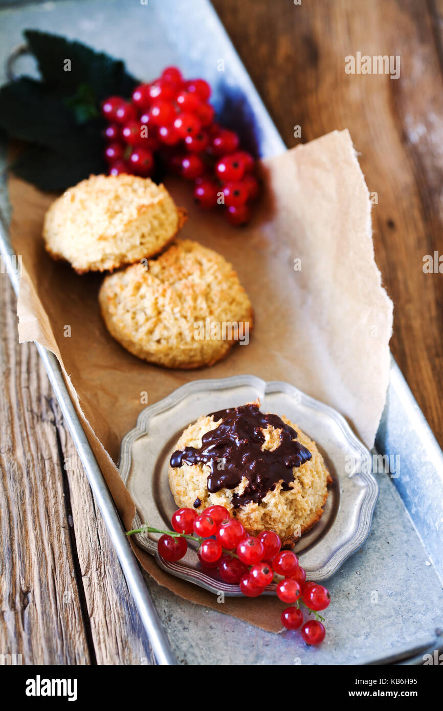 Coconut cookies placés sur un plateau d'argent et de bac. fait maison. décoré avec des tasses Banque D'Images