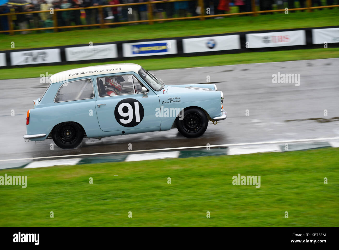 Austin A40 appartenant à Simon Blackley conduit par Matt Neal dans le St Mary's Trophy à Goodwood Revival 2017 Banque D'Images