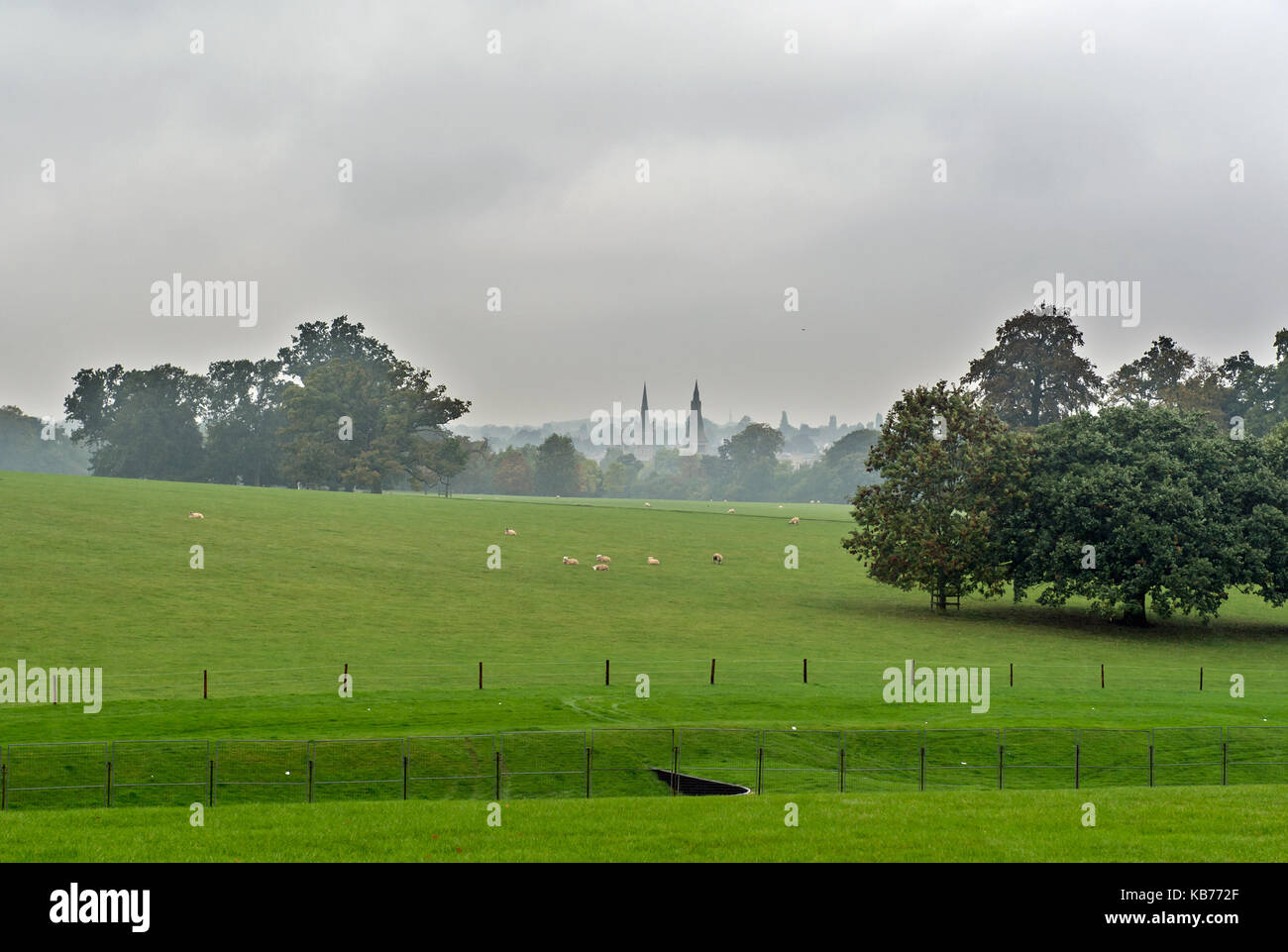 Clochers de Stamford, Lincolnshire dans les brumes de la distance. Banque D'Images