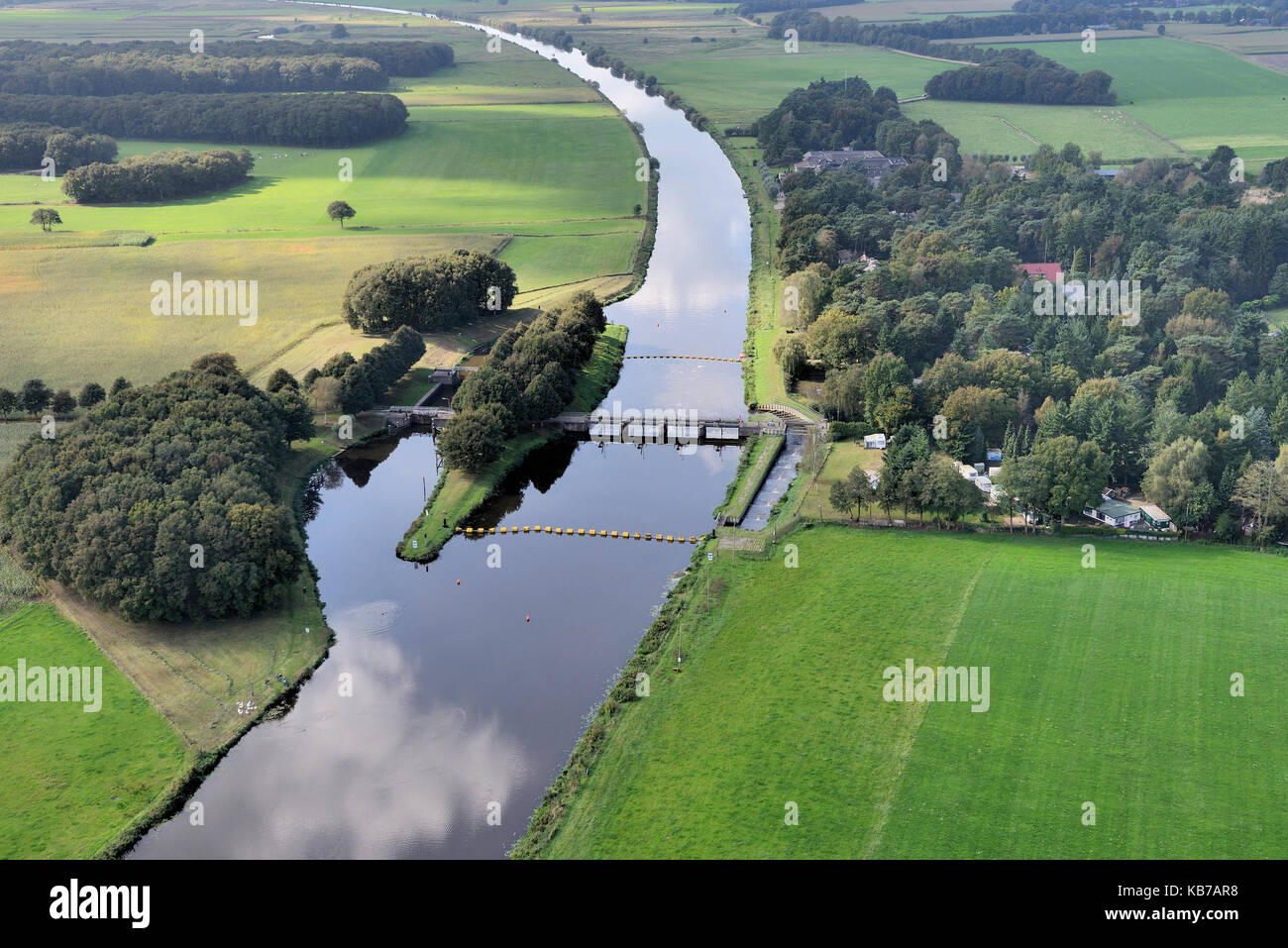 Un barrage ou de contrôle des inondations dans la rivière est un problème pour les poissons, ici un verrou sur la gauche pour les navires et une échelle à poissons sur le droit de donner du poisson la possibilité de migrer vers le cours supérieur de la rivière, les Pays-Bas, l'Overijssel, overijsselse vecht Banque D'Images