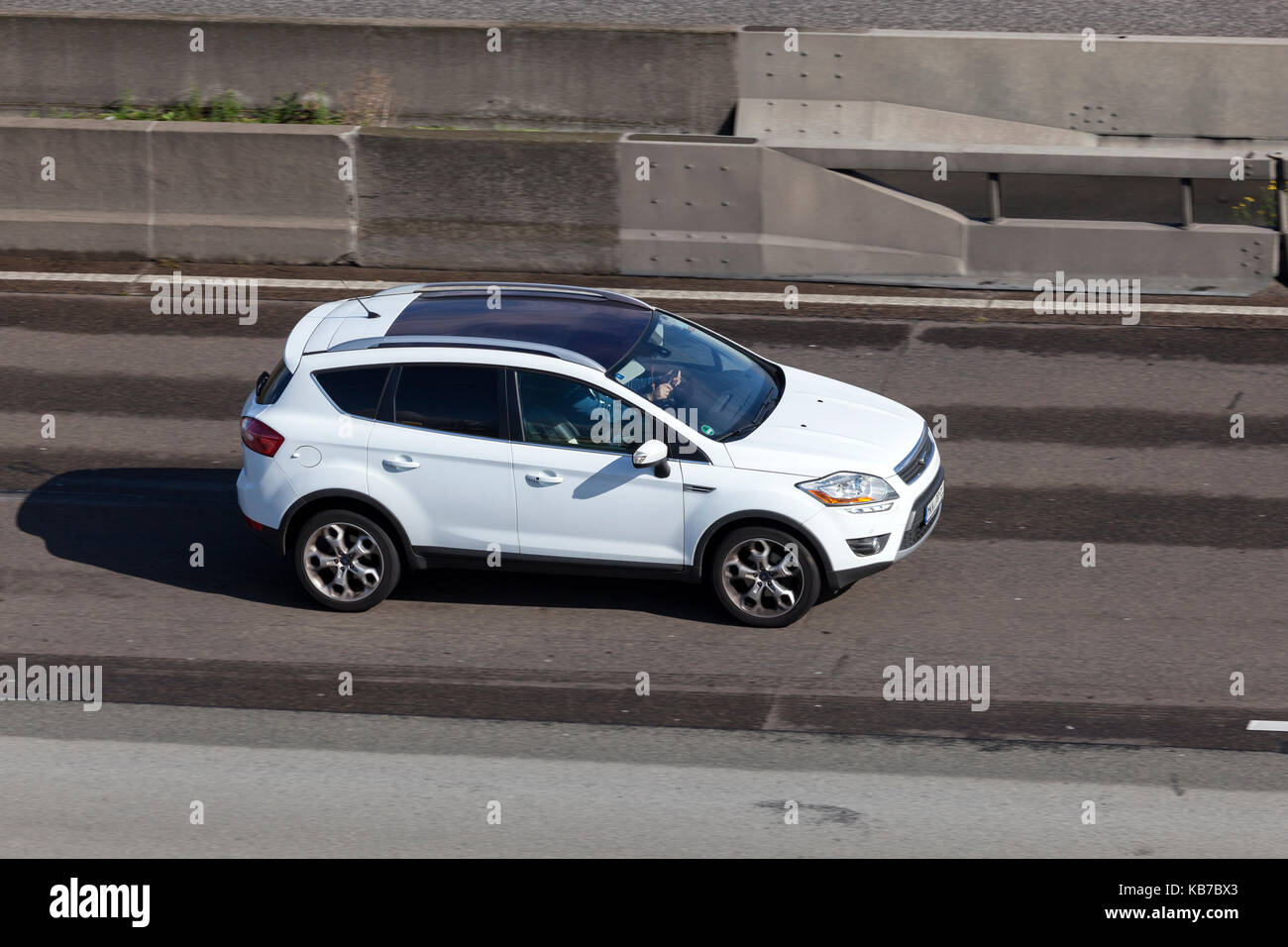 Francfort, Allemagne - Sep 19, 2017 : Ford Kuga suv compact (échappement) roulant sur l'autoroute en Allemagne Banque D'Images