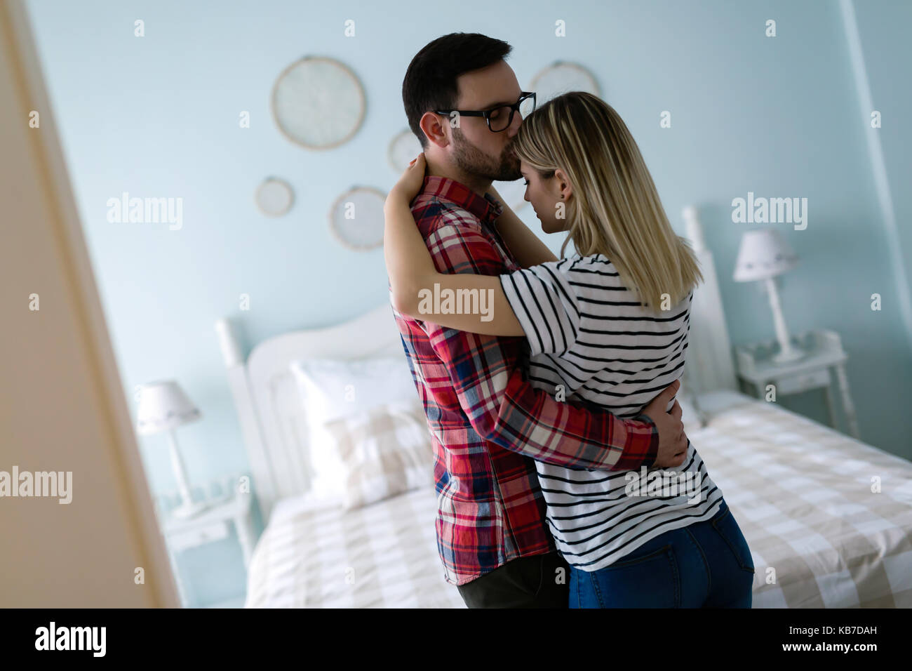 Jeune beau couple avoir moment romantique au lit Banque D'Images