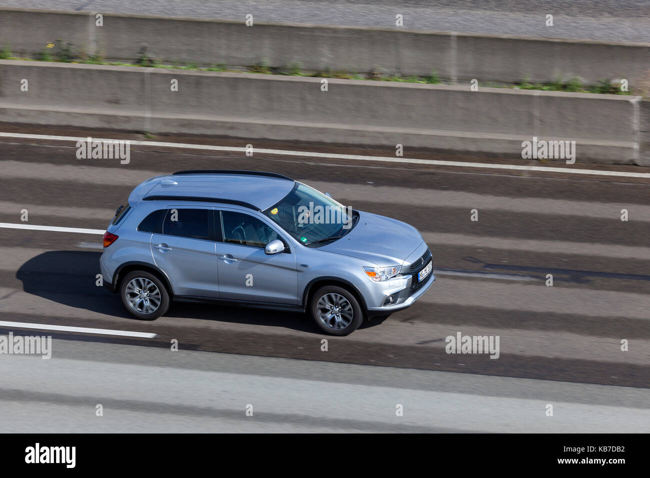 Francfort, Allemagne - Sep 19, 2017 : Mitsubishi asx compact crossover suv roulant sur l'autoroute en Allemagne Banque D'Images
