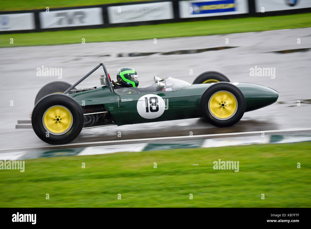 Lotus BRM 24 appartenant à Malcolm Thorne piloté par Martin Stretton dans le Glover Trophy au Goodwood Revival 2017 sous la pluie Banque D'Images