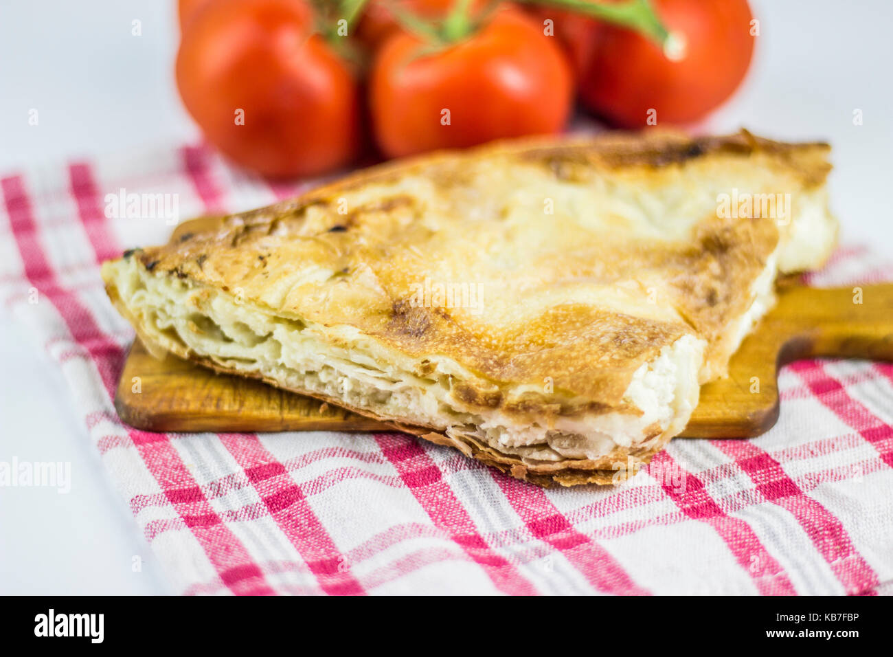 Composition de fromage burek/sirnica sur fond blanc. Banque D'Images