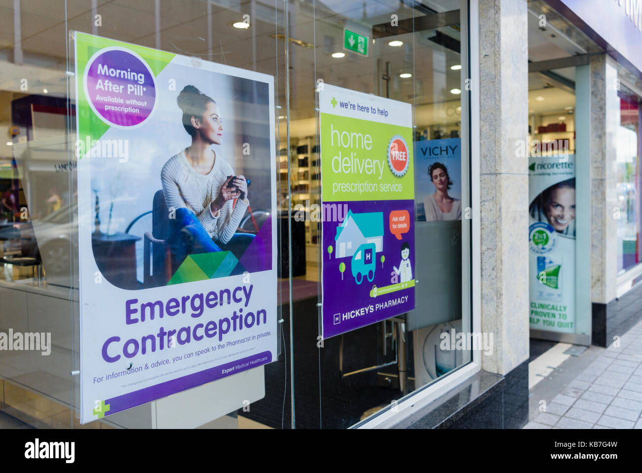 Inscrivez-vous sur la fenêtre d'une publicité de la pharmacie de la contraception d'urgence pour la vente. Banque D'Images