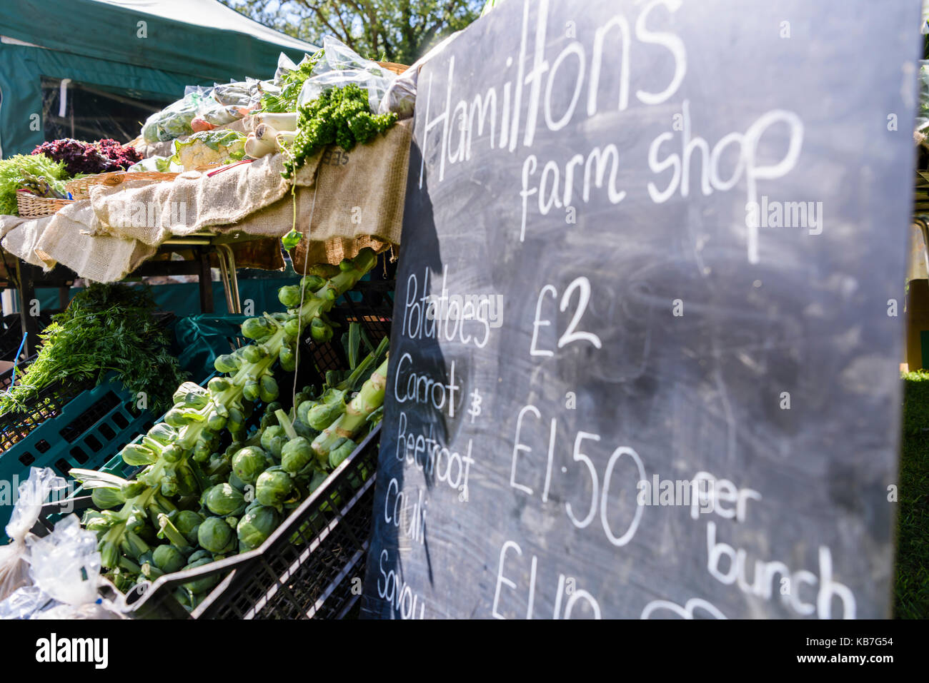 Des légumes pour la vente à un marché en plein air. Banque D'Images