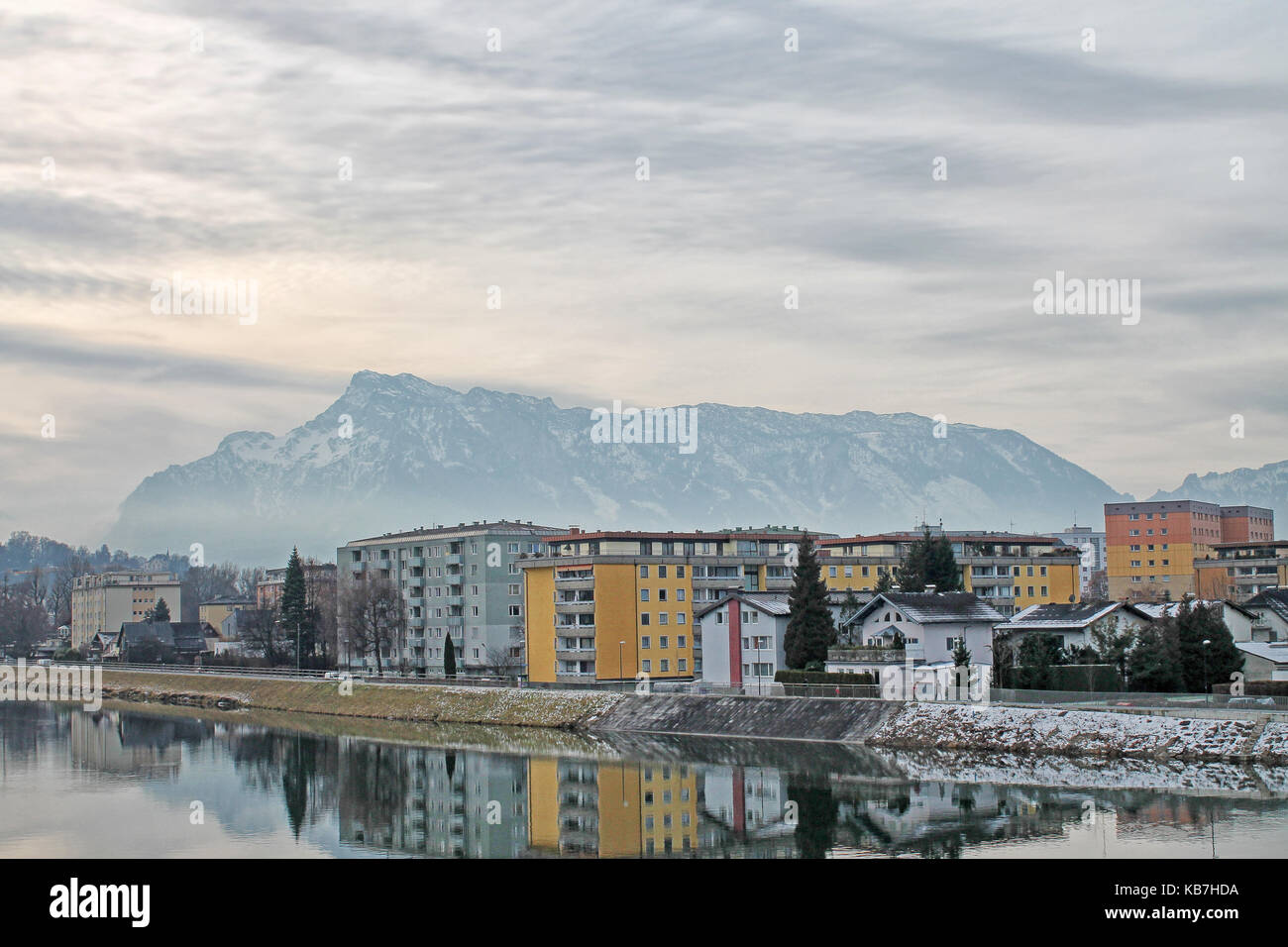 Avis de construction moderne, vue sur la montagne et la rivière Salzach en hiver, Salzbourg, Autriche. Banque D'Images