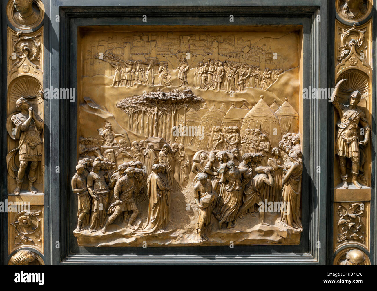 Le panneau de la "Joshua Portes du Paradis de Lorenzo Ghiberti, portes, sur l'entrée est de la Baptistère, Florence, Italie. Banque D'Images