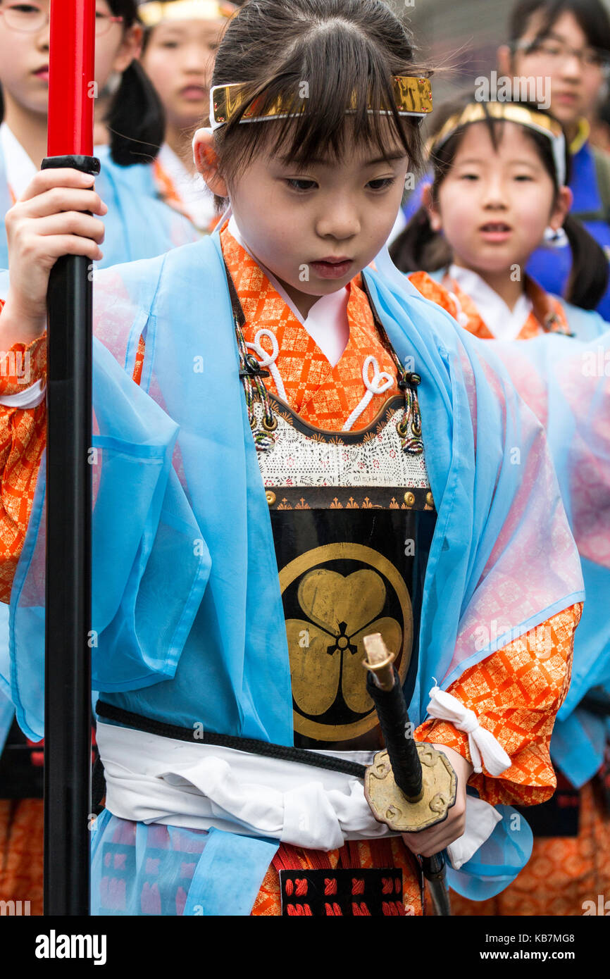 Défilé annuel Genji au Japon, Tada. Les Filles, 5-7 ans habillés en uniforme de soldat artillerie romaine à partir de la période Heian marcher. Close up, en face. Banque D'Images