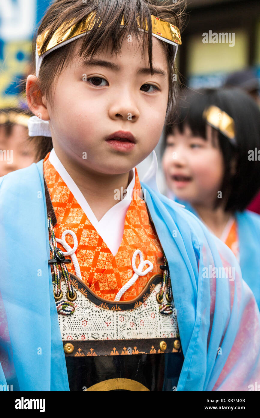 Défilé annuel Genji au Japon, Tada. Les Filles, 5-7 ans habillés en uniforme de soldat artillerie romaine à partir de la période Heian marcher. Close up, en face. Banque D'Images