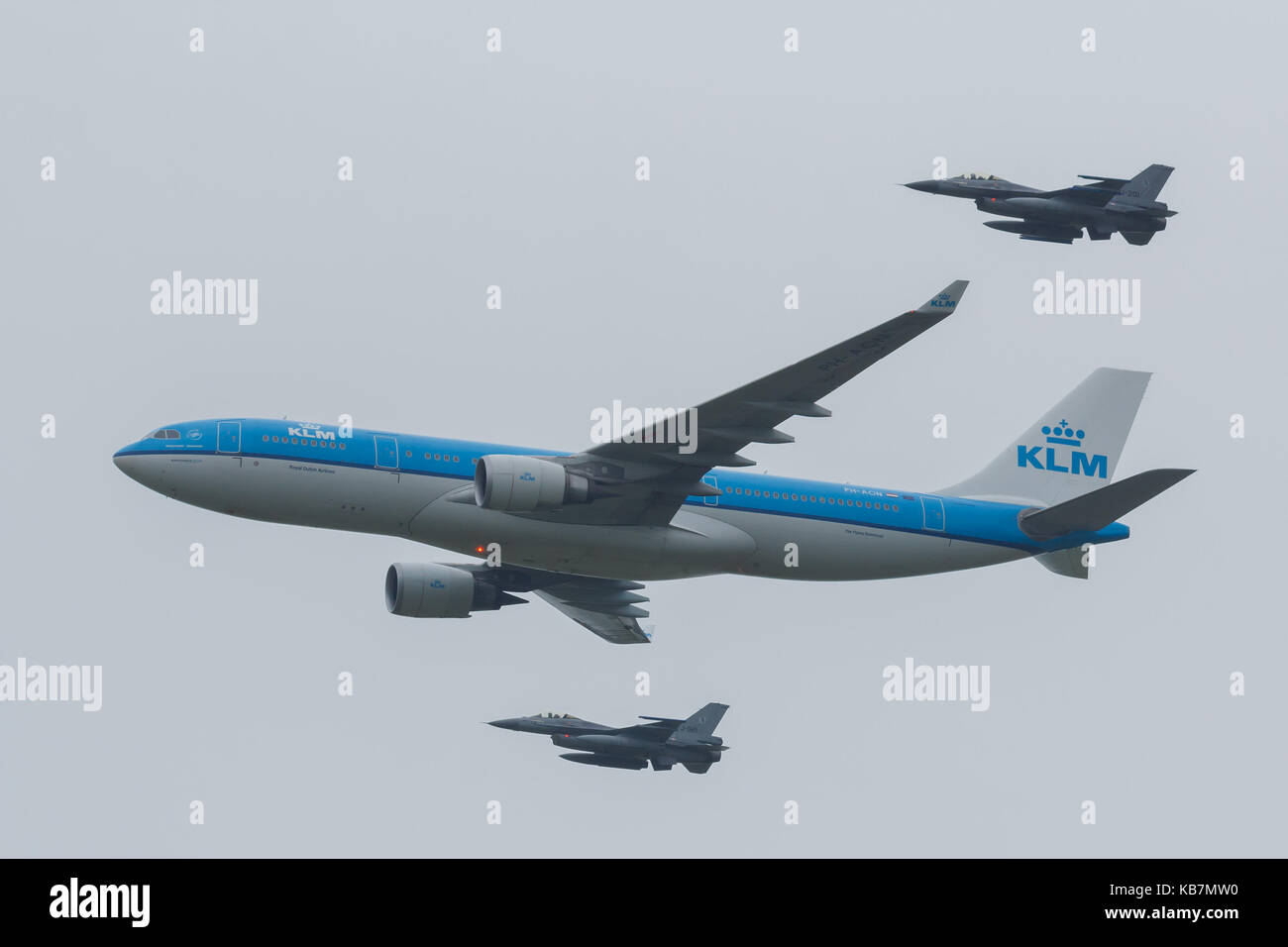 Airbus A330 du KLM escorté par deux F-16 du La Royal Dutch Airforce Banque D'Images
