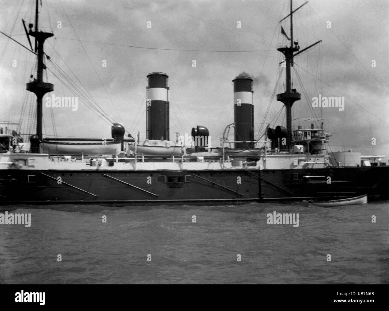 AJAXNETPHOTO. 1903. PORTSMOUTH, Angleterre. - Navire de guerre japonais visiteur - CLOSE UP DE LA SECTION DU MILIEU DU NAVIRE DE CROISEUR JAPONAIS INCONNU INCONNU:PHOTOGRAPHE. © COPYRIGHT DE L'IMAGE NUMÉRIQUE PHOTO VINTAGE AJAX AJAX BIBLIOTHÈQUE SOURCE : VINTAGE PHOTO LIBRARY COLLECTION REF:AVL 0873 Banque D'Images