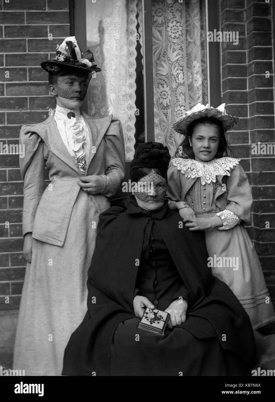AJAXNETPHOTO. 1890 - 1914 (environ). Emplacement inconnu. -Trois générations de femmes posent pour l'appareil photo à l'extérieur d'une maison en briques avec des rideaux de dentelle DANS UNE FENÊTRE. Photographe:Inconnu © COPYRIGHT DE L'IMAGE NUMÉRIQUE PHOTO VINTAGE AJAX AJAX BIBLIOTHÈQUE SOURCE : VINTAGE PHOTO LIBRARY COLLECTION REF : 172109  1574 AVL Banque D'Images