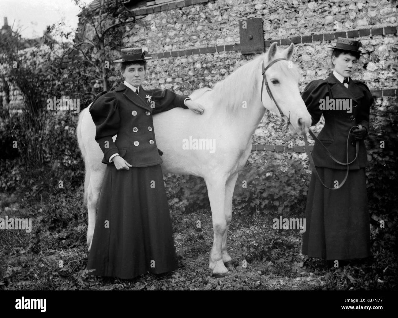 AJAXNETPHOTO. 1890 - 1914 (environ). Emplacement inconnu. - Deux dames bien habillées AVEC UN CHEVAL BLANC QUI POSE POUR LA CAMÉRA EN FACE D'UN BÂTIMENT CONSTRUIT EN PIERRE. Photographe:Inconnu © COPYRIGHT DE L'IMAGE NUMÉRIQUE PHOTO VINTAGE AJAX AJAX BIBLIOTHÈQUE SOURCE : VINTAGE PHOTO LIBRARY COLLECTION REF:AVL  8 172109 Banque D'Images