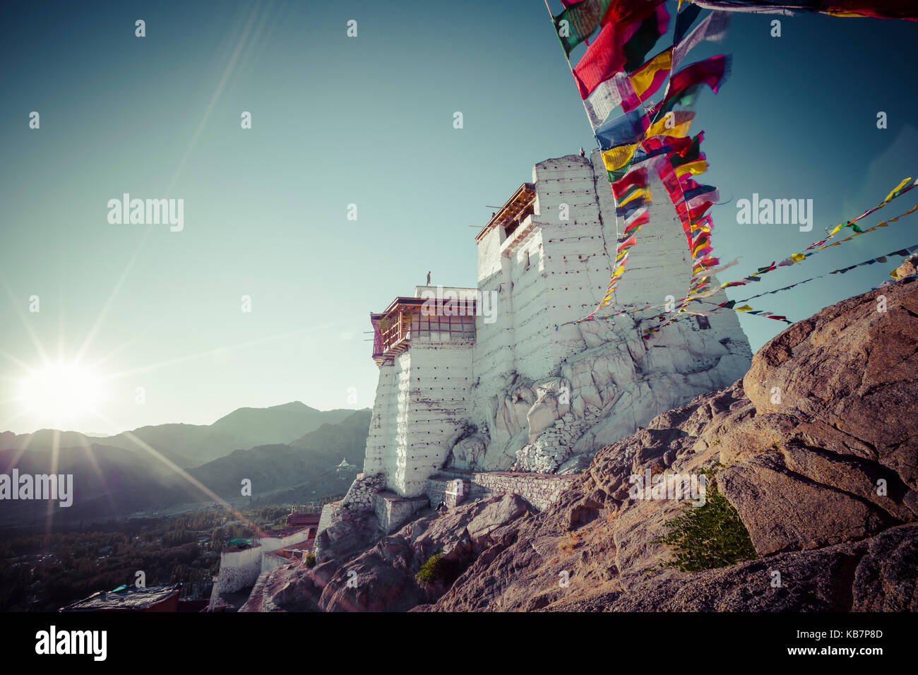 Drapeaux tibétains de prière près du monastère Namgyal tsemo à Leh, Ladakh Banque D'Images