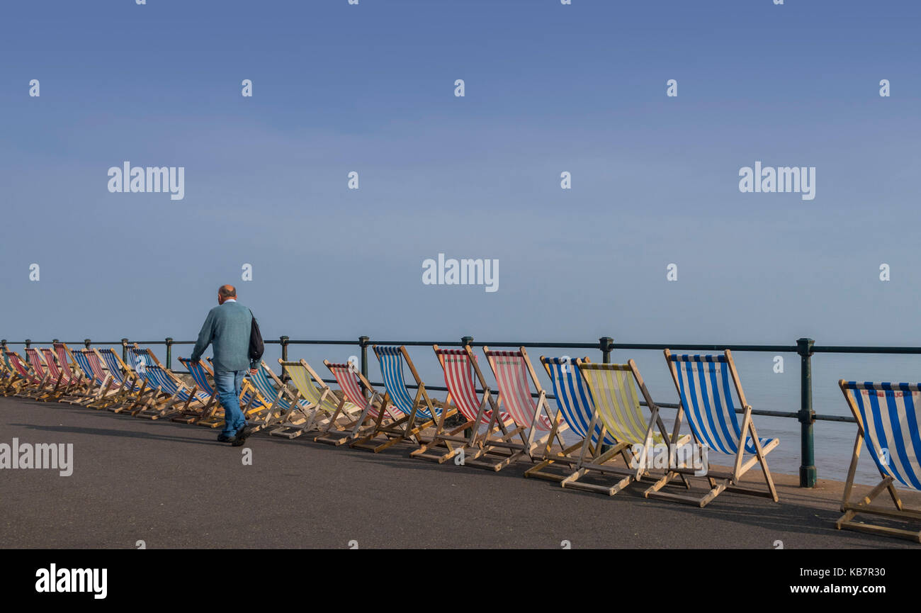 Des rangées de chaises longues sur le front de mer à Sidmouth, Devon. Banque D'Images