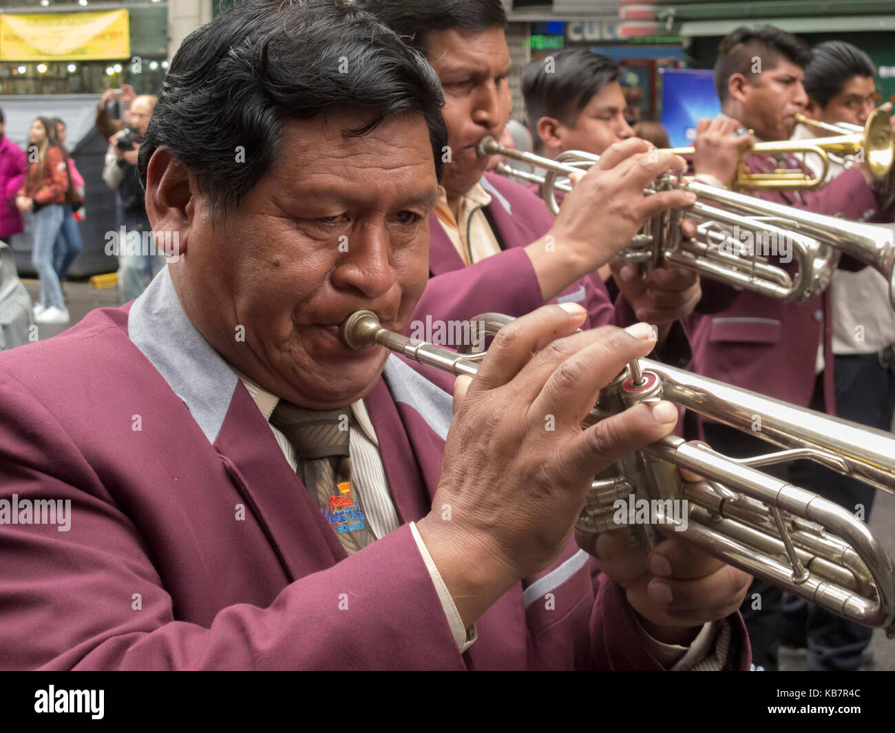 Célébration de la culture bolivienne. Musicien à jouer de la trompette wtth  son groupe à un traditionnel défilé bolivien (Buenos Aires, Argentine Photo  Stock - Alamy