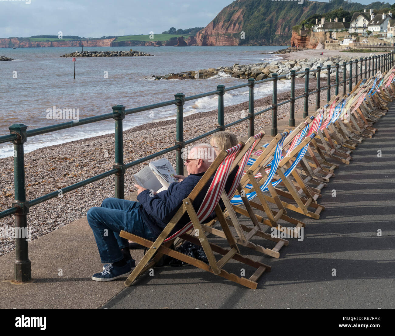 Chaises longues sur le front de mer à Sidmouth, Devon Banque D'Images