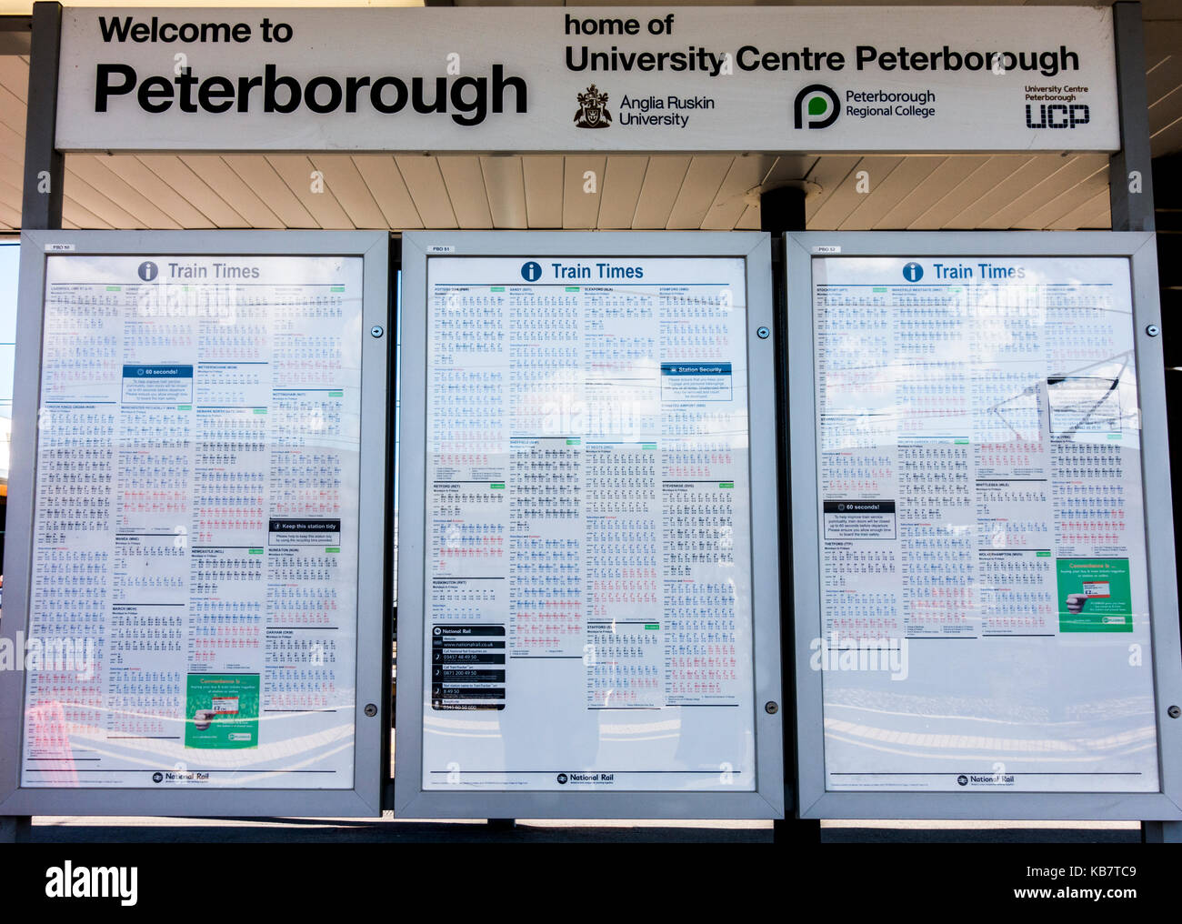 Avis de National Rail conseil d'horaires de train (calendrier) sur l'affichage à la gare de Peterborough, Cambridgeshire, Angleterre, Royaume-Uni. Banque D'Images