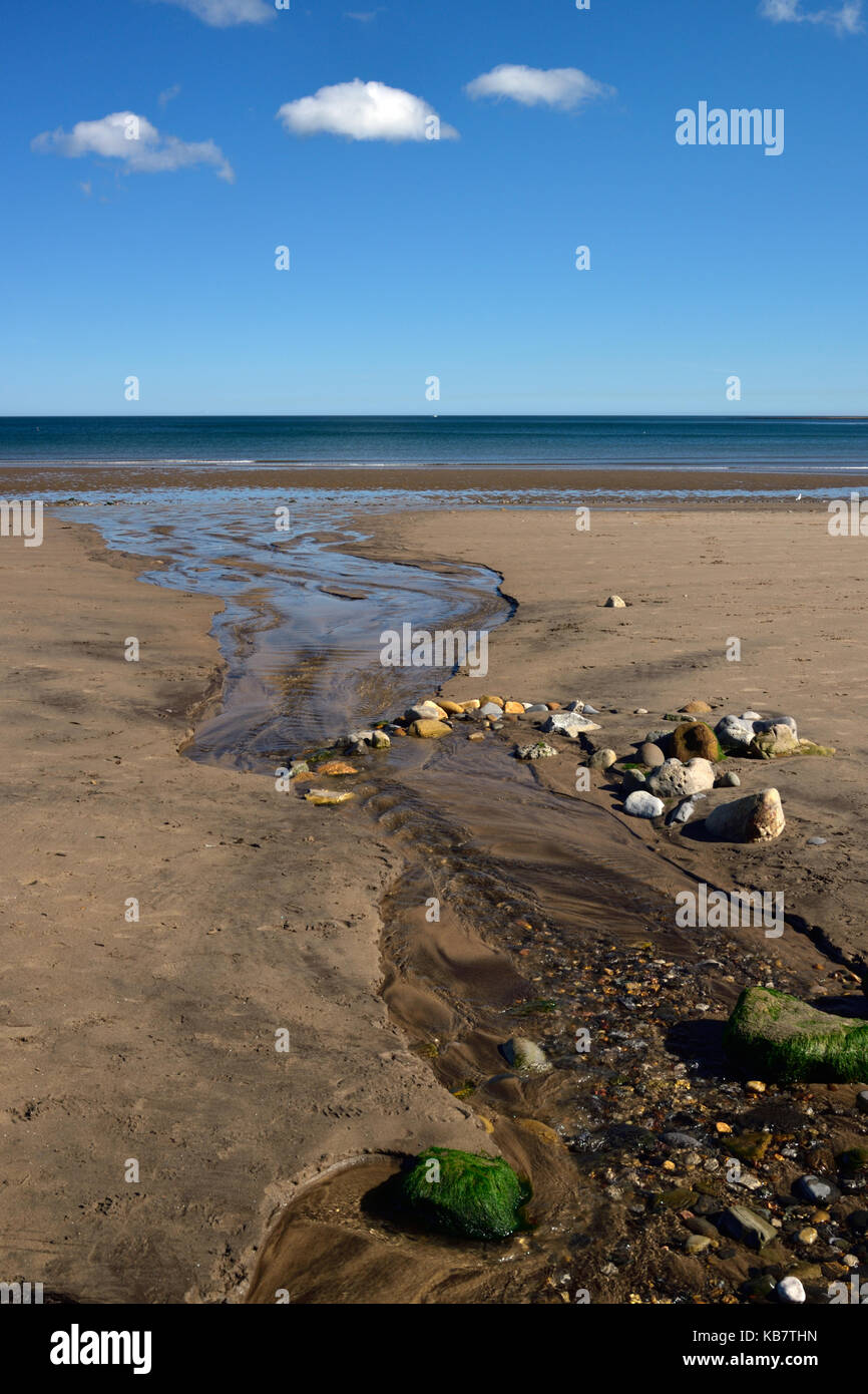 Une baie abritée, avec de l'eau à travers la baie de la corrosion cliffs Banque D'Images