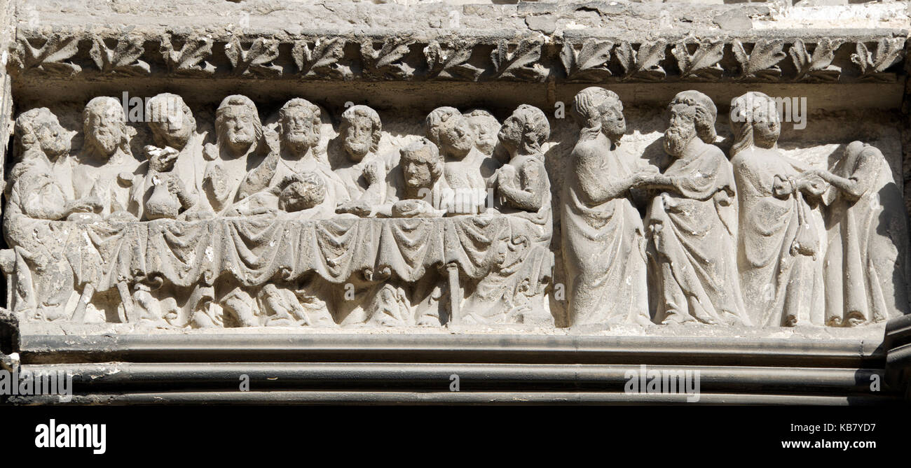 Close-up scène biblique détail dans la pierre de la cathédrale de Bayeux Normandie France Banque D'Images