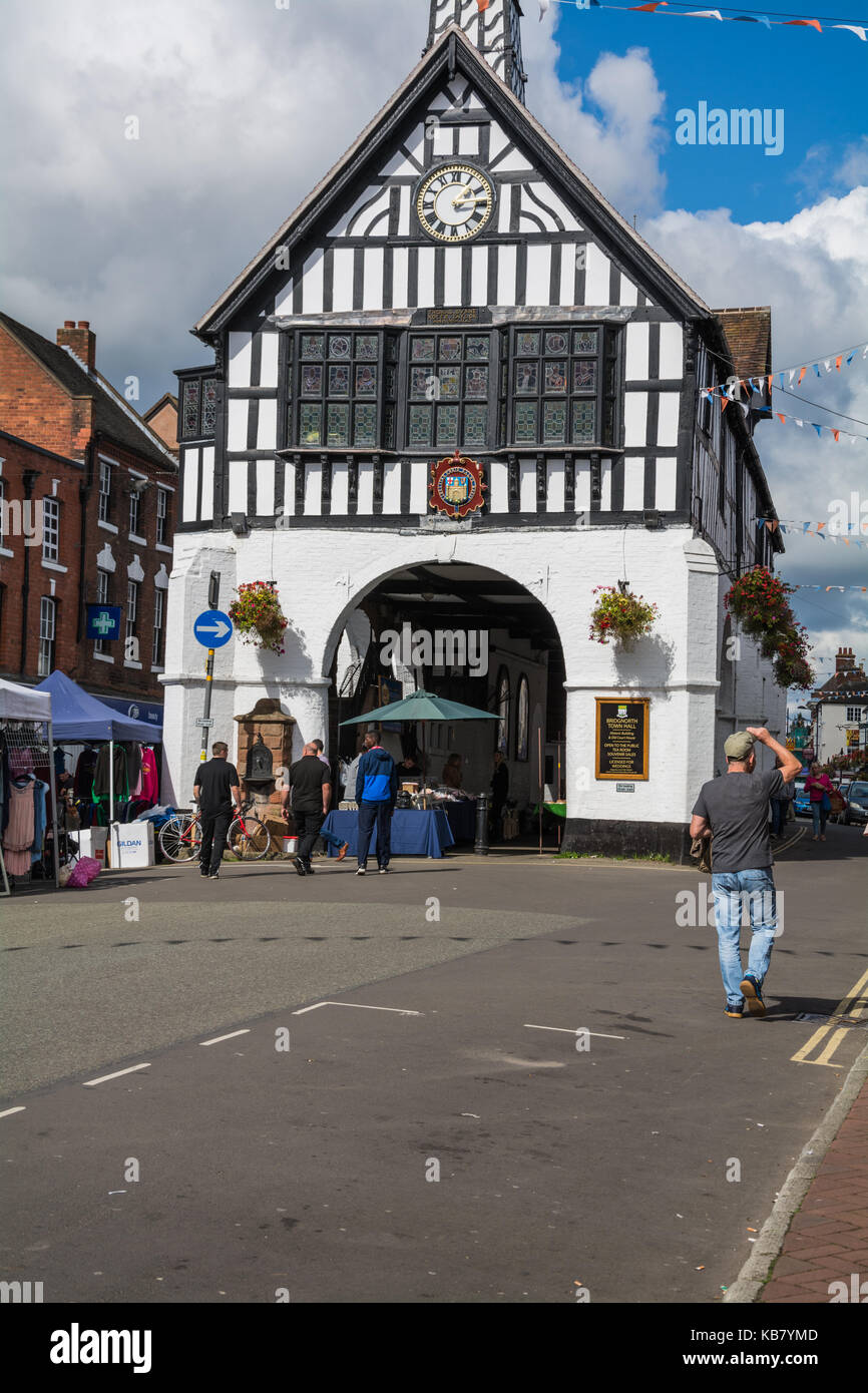 Une scène de rue franche en Haute Ville, Bridgnorth avec la Mairie comme le point focal. Le Shropshire, au Royaume-Uni. Banque D'Images