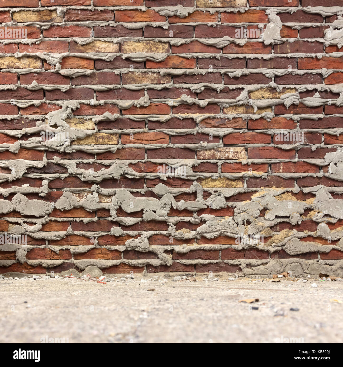 Très vieux mur de briques sombres avec du ciment Banque D'Images