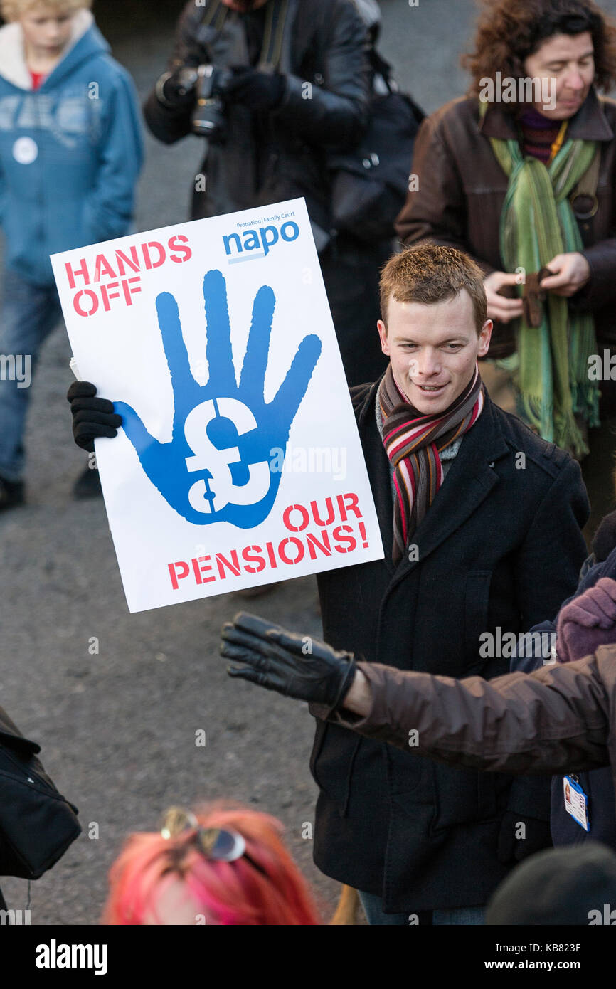 Bristol 30-11-2011- protestant contre les travailleurs du secteur public sont représentés portant des signes et des pancartes comme ils prennent part à une marche de protestation et de rallye. Banque D'Images