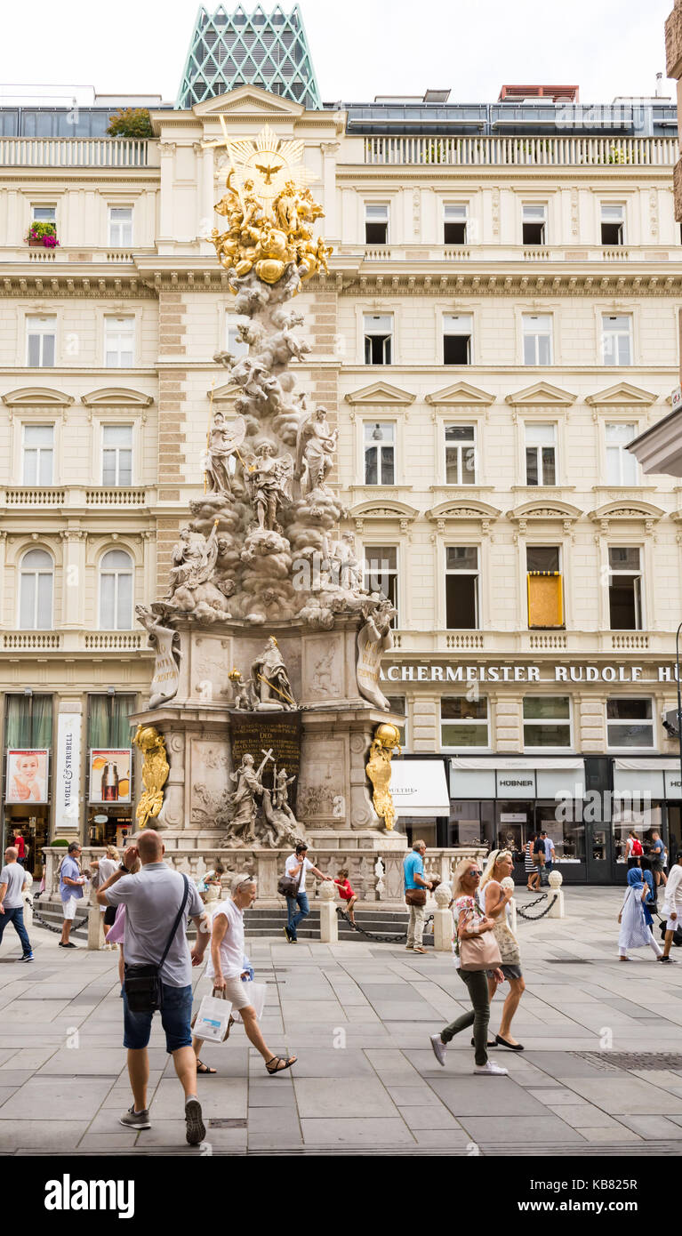 VIENNE, AUTRICHE - 28 AOÛT : personnes dans la zone piétonne de Vienne, Autriche, le 28 août 2017. Foto avec vue sur la colonne baroque de Plague. Banque D'Images