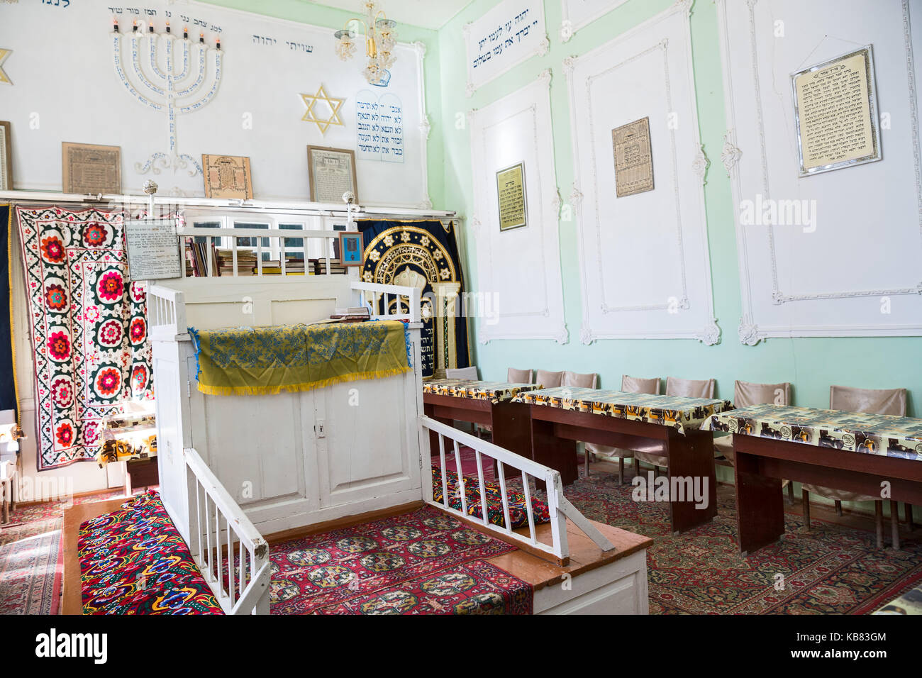 Boukhara, Ouzbékistan - 19 octobre 2016 : l'intérieur de la toute première synagogue à Boukhara. bima est la plate-forme au centre de la synagogue et un Banque D'Images