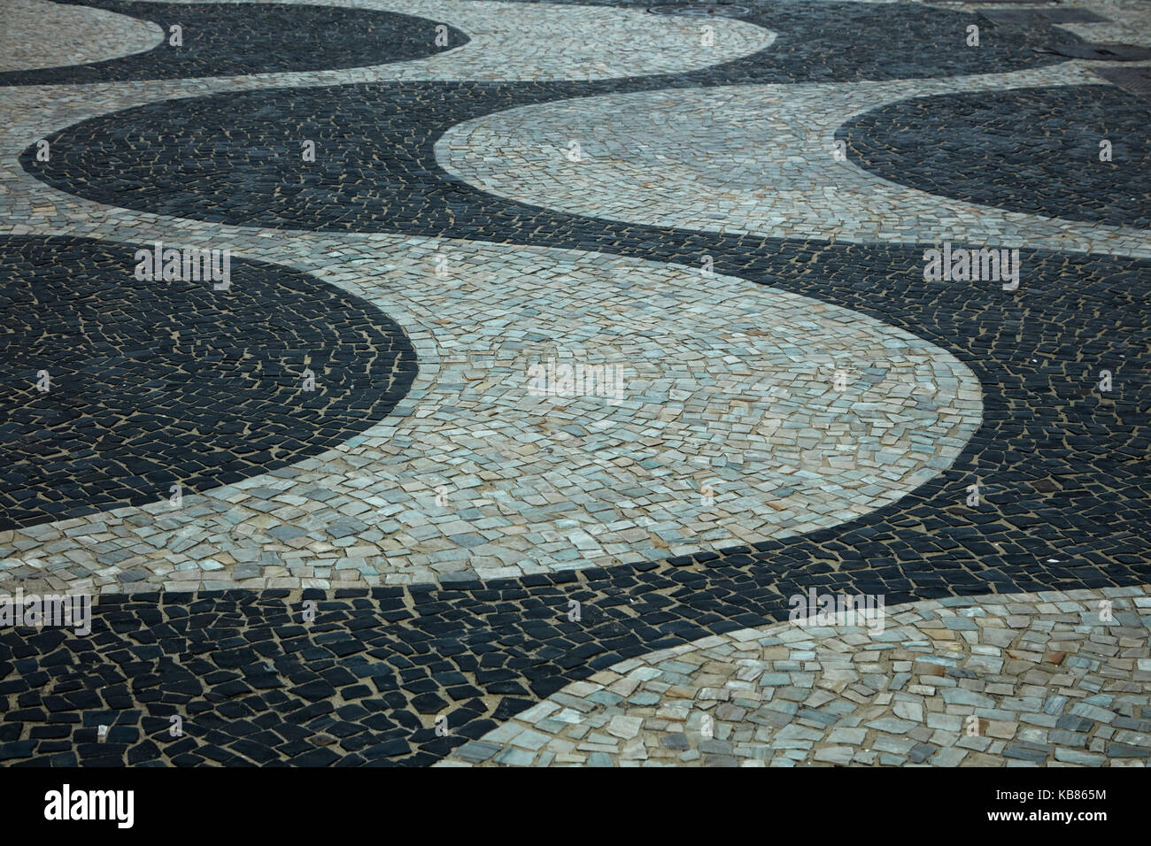 Modèle d'onde de la chaussée portugaise qui s'étend sur 4km le long de la plage de Copacabana, Rio de Janeiro, Brésil, Amérique du Sud Banque D'Images