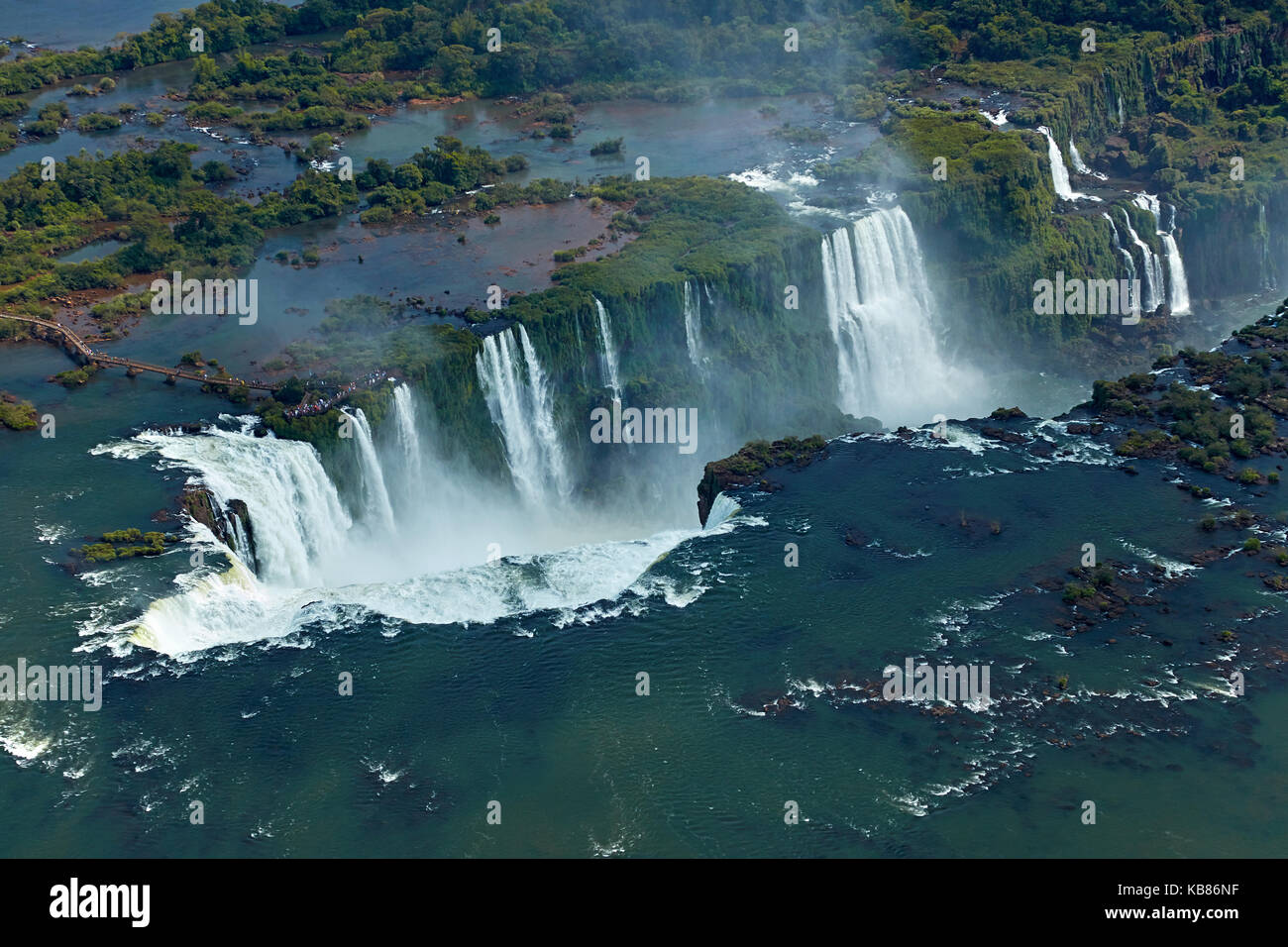 Passerelle et gorge du diable (Garganta do Diabo), chutes d'Iguazu, sur Brésil - frontière Argentine, Amérique du Sud - aérien Banque D'Images