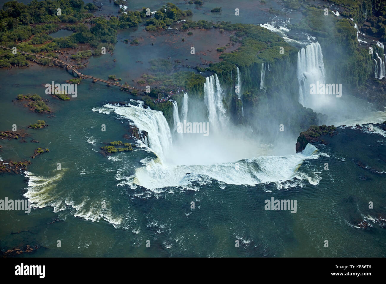 Passerelle et gorge du diable (Garganta do Diabo), chutes d'Iguazu, sur Brésil - frontière Argentine, Amérique du Sud - aérien Banque D'Images