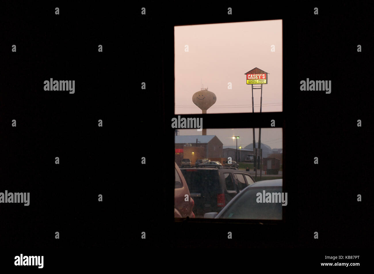 Vue depuis une fenêtre montrant motel sign et un château d'eau Banque D'Images